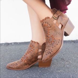 DOLLY cut out “cowgirl” bootie